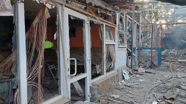 Poničená budova při ostřelování ve městě Očakov v Mykolajivské oblasti na Ukrajině