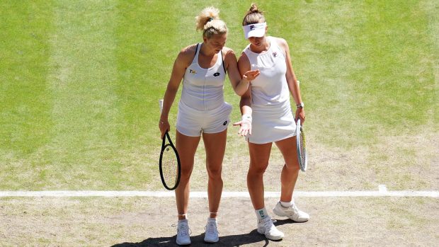 Kateřina Siniaková (vlevo) a její deblová parťačka Barbora Krejčíková v semifinále Wimbledonu