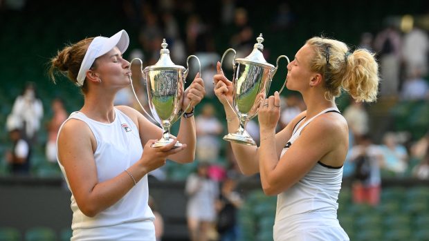 Po nedělním finále už dvojnásobné vítězky Wimbledonu, Barbora Krejčíková (vlevo) a Kateřina Siniaková