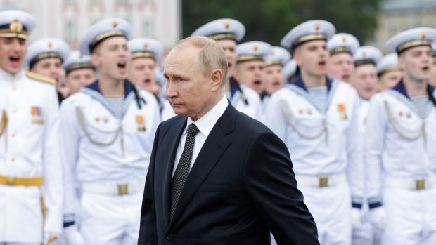 Ruský prezident Vladimir putin na oslavách dne námořnictva v Petrohradu