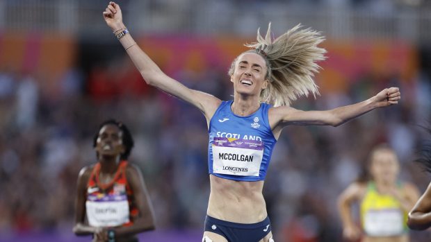 Skotská vytrvalkyně Eilish McColganová vítězí v závodě na 10 000 metrů