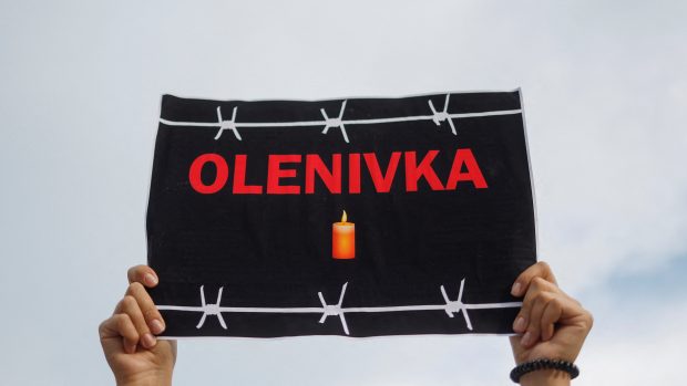 V Kyjevě se po zabití ukrajinských válečných zajatců ve věznici v Olenivce uskutečnila demonstrace požadující označení Ruska za teroristický stát