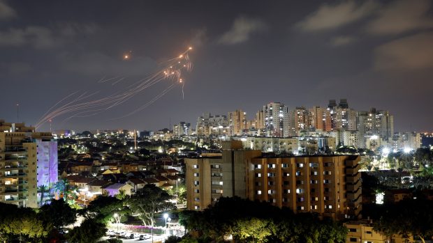 Palestinské hnutí Islámský džihád vypálilo v noci z pásma Gazy na Izrael přes 100 raket, většina z nich byla ale zachycena obranným systémem a útok si tak nevyžádal žádné oběti