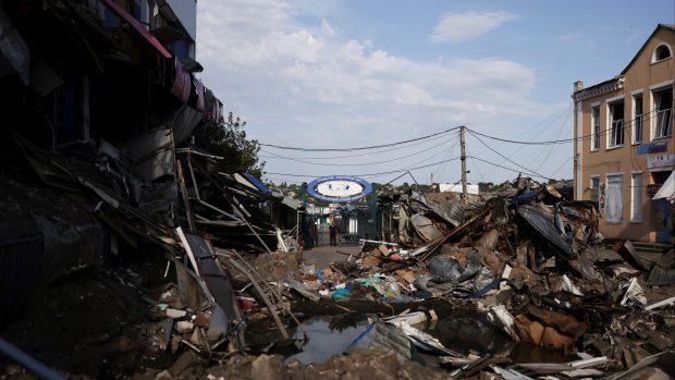 Zničený pouliční trh v Bachmutu po vojenském úderu