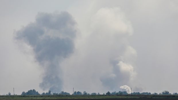 Severem okupovaného ukrajinského poloostrova Krym v úterý ráno otřásly výbuchy