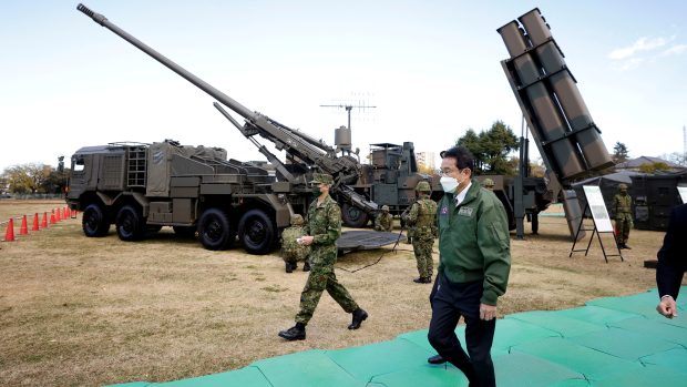 Japonský premiér Fumio Kišida při prohlídce japonských raket typu 12