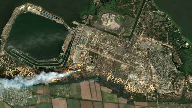 Satelitní záběry, které ukazují požáry v blízkosti Záporožské jaderné elektrárny