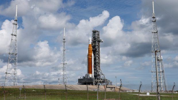 Raketa Space Launch System - bezpilotní mise Artemis