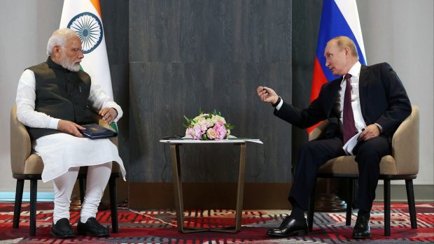 Ruský prezident Vladimir Putin a indický premiér Narendra Módí se účastní setkání na okraj summitu Šanghajské organizace pro spolupráci v uzbeckém Samarkandu.