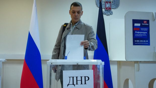 Hlasovaní se odehrává v Luhanské lidové republice, Doněcké lidové republice a na Ruskem okupovaných částech Chersonské a Záporožské oblasti
