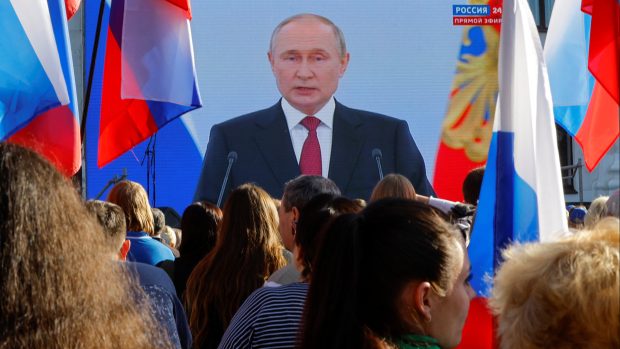 Lidé v Luhansku sledující projev Vladimira Putina