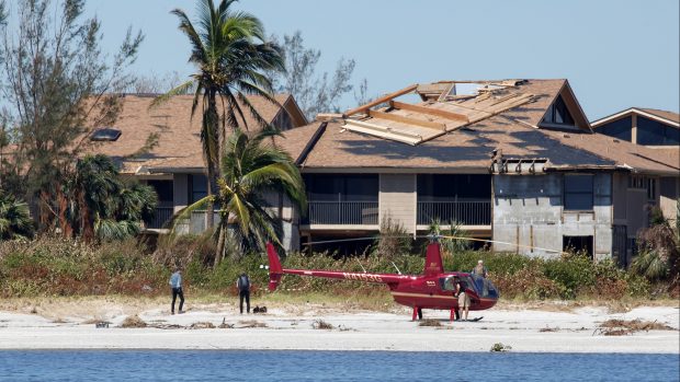 Helikoptéra pomáhá s následky hurikánu Ian, který se přihnal na Floridu