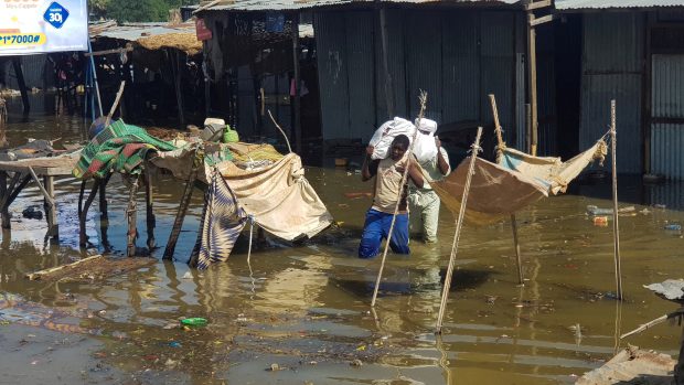 Vysídlení Čadové opouštějí své domovy se svými věcmi po masivní povodni v N&#039;djameně