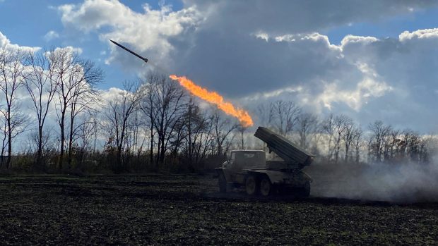 Ukrajinští vojáci střílejí ze salvového raketometu BM21 Grad v přední linii na hranici Charkovské a Luhanské oblasti