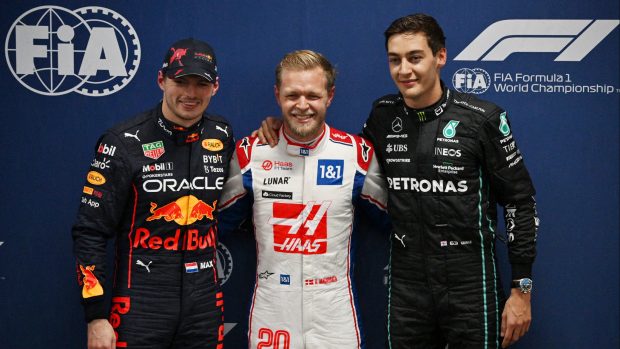 Kevin Magnussen s druhým Maxem Verstappenem a třetím Georgem Russellem