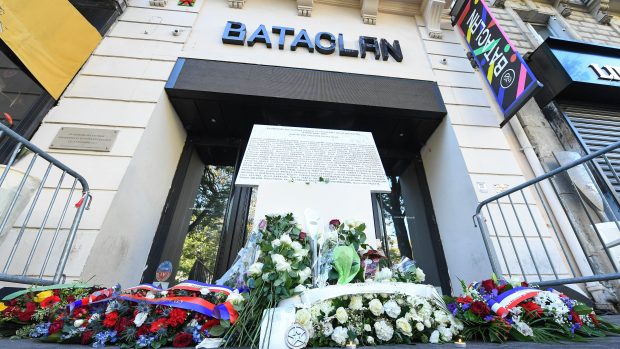 Květiny před hudební síní Bataclan v Paříži 13. listopadu 2022 k uctění památky obětí, které byly zabity při teroristickém útoku 13. listopadu 2015.