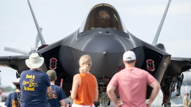 Stíhačka F-35 během letecké show Blue Angels Homecoming Air Show na námořní letecké stanici