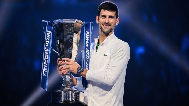 Novak Djokovič s pohárem z Turnaje mistrů