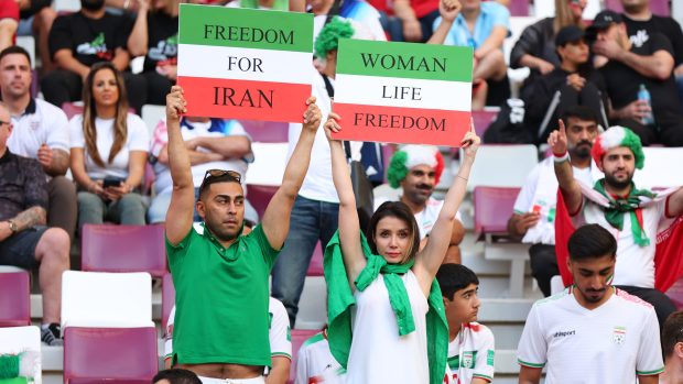 Fanoušci Íránu dávali najevo svůj postoj vůči tamní vládě během fotbalového utkání proti Anglii