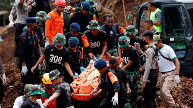 Záchranáři přenášejí těla obětí ze sesunu půdy, který způsobilo zemětřesení v indonéské provincii Západní Jáva