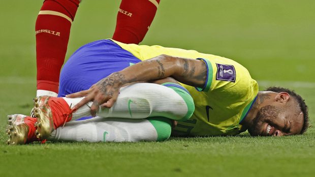 Neymar ležící a trpící v bolestech