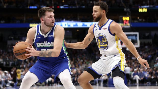 Luka Doncic z Dallasu a Steph Curry z Golden State