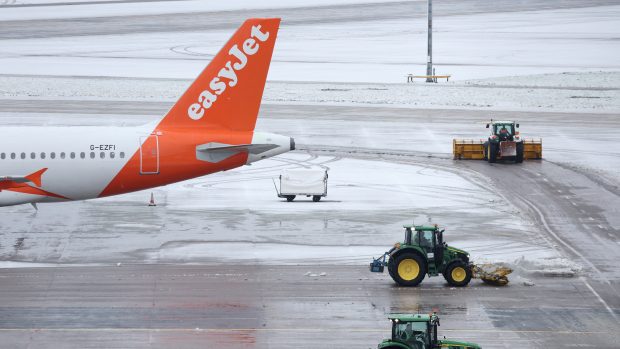 V sobotu kvůli hustému sněžení zavřelo obě runwaye letiště v Manchesteru, což postihlo desítky letů