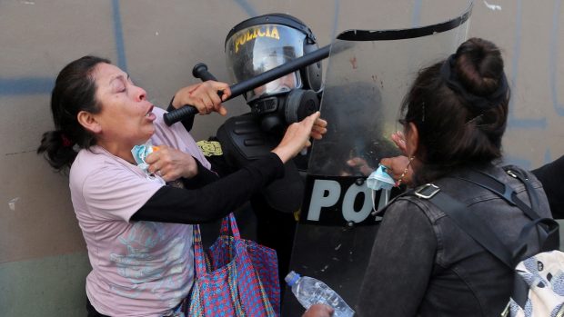 Potyčka žen s příslušníkem policie s Limě