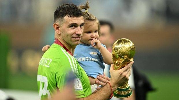 Argentinský gólman Emiliano Martinez a jeho trofeje