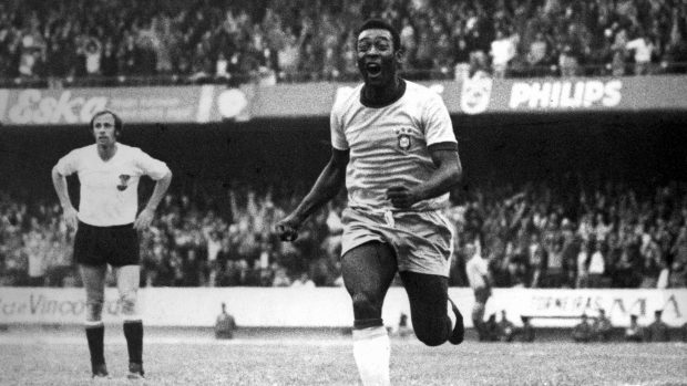 Brazilský útočník Pelé na historické fotografii