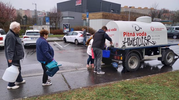 Lidé na Stodůlkách si chodí pro pitnou vodu