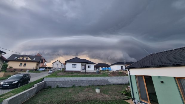 Na obloze nad Šakvicemi na Břeclavsku se objevil takzvaný roll cloud, tedy oblak připomínající vír v horizontální poloze