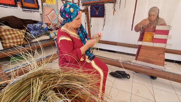 Místních ženy dělají výrobky pevnými lany počínaje, přes rohože až po pěkné barevné ošatky a koše velmi moderního designu