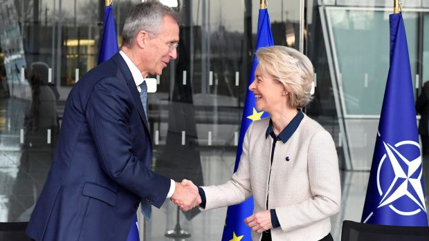 Lídři NATO a Evropské unie Jens Stoltenberg a Ursula von der Leyenová po podpisu historicky třetí společné deklarace obou organizací