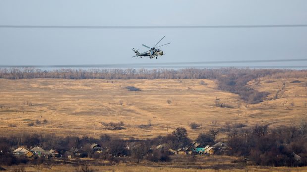 Ruský vrtulník Mi-28 nad Luhanskou oblastí
