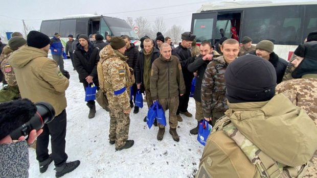 Návrat zajatých ukrajinských vojáků zpět do země