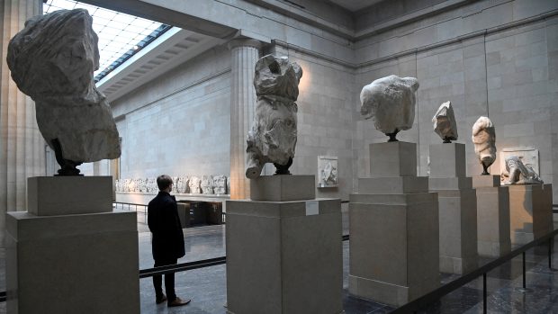 Zlomky parthenonských soch vystavené v Britském muzeu v Londýně