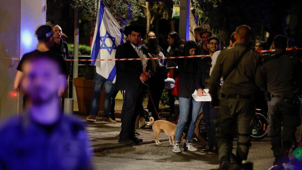 Izraelští bezpečnostní pracovníci pracují na místě střeleckého útoku v centru Tel Avivu
