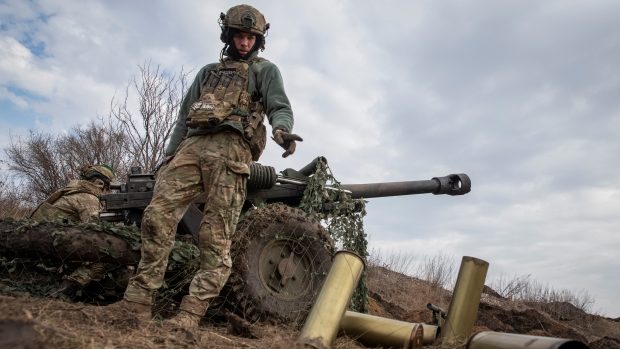 Ukrajinští vojáci střílejí z houfnice poblíž Bachmutu