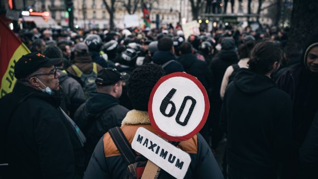 Lidé v Paříži protestovali proti chystané důchodové reformě