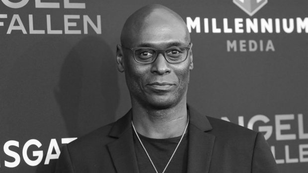 Lance Reddick hrál kromě série filmů o Johnu Wickovi také třeba v seriálech Kriminálka Miami nebo Zákon a pořádek