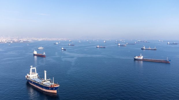 Lodě, včetně těch, které vozí ukrajinské obilí, čekají, až budou moct proplout bosporským průlivem, 31. října 2022