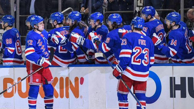 Filip Chytil (vlevo) se raduje z gólu do sítě Buffala.