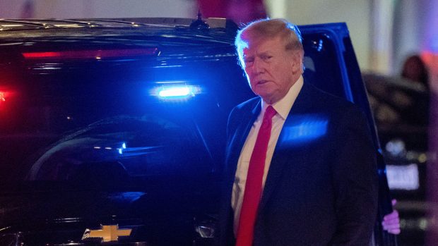 Donald Trump přijíždí do Trump Tower den poté, co ho FBI přepadla v sídle v Palm Beach