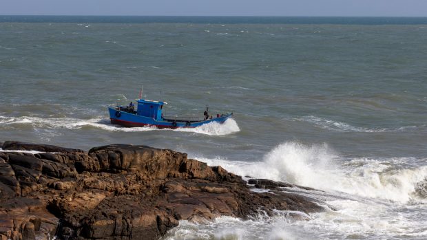 Čínská rybářská loď pluje přes Tchajwanský průliv u pobřeží ostrova Pingtan