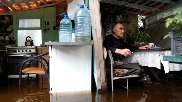 V obci Lysohirka sedí Ihor Medunov ve svém domě, který je zatopený