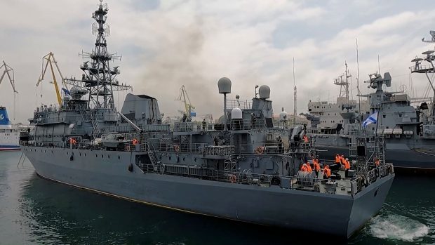 Ruské lodi v přístavu v Sevastopolu