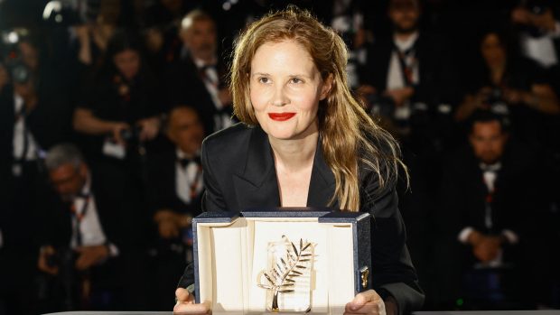 Režisérka Justine Trietová, držitelka Zlaté palmy za film Anatomie pádu, pózuje během fotografování po slavnostním zakončení 76. ročníku filmového festivalu v Cannes.