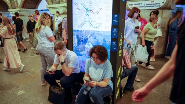 Lidé v kyjevském metru během ruského náletu