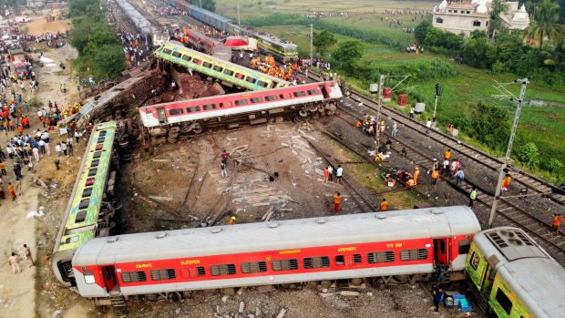 Při železniční nehodě v Indii zemřelo několik stovek lidí